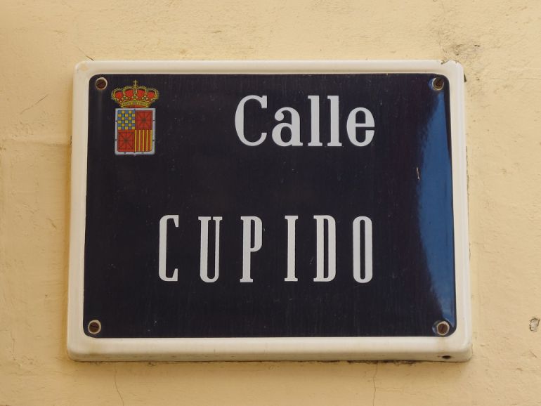 "Al mirar el cielo azul a Cupido descubrí / disparaba con sus flechas pero el blanco ni lo ví. /Tal vez yo o tal vez tú, tal vez a ti te alcanzarán, / pero ya te darás cuenta pues se clavan de verdad" (Karina) "Al mirar el cielo azul a Cupido descubrí / disparaba con sus flechas pero el blanco ni lo ví. /Tal vez yo o tal vez tú, tal vez a ti te alcanzarán, / pero ya te darás cuenta pues se clavan de verdad" (Karina)