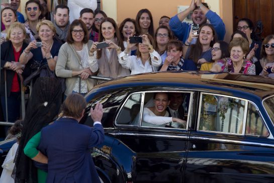 La novia, a su llegada a la iglesia La novia, a su llegada a la iglesia