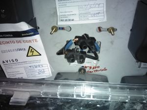 Detalle de la manipulación de los suministros eléctricos Detalle de la manipulación de los suministros eléctricos