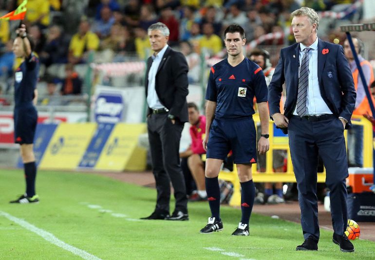GRA466. LAS PALMAS DE GRAN CANARIA, 06/11/2015.- Los entrenadores de la UD Las Palmas, Quique Setién (2-i), y de la Real Sociedad, David Moyes (d), durante el partido de Liga en Primera División que están disputando esta noche en el Estadio de Gran Canaria, en Las Palmas. EFE/Elvira Urquijo A. GRA466. LAS PALMAS DE GRAN CANARIA, 06/11/2015.- Los entrenadores de la UD Las Palmas, Quique Setién (2-i), y de la Real Sociedad, David Moyes (d), durante el partido de Liga en Primera División que están disputando esta noche en el Estadio de Gran Canaria, en Las Palmas. EFE/Elvira Urquijo A.