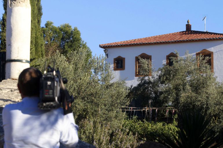 Un cámara graba imágenes del cortijo en el que se produjo el asesinato. Un cámara graba imágenes del cortijo en el que se produjo el asesinato.