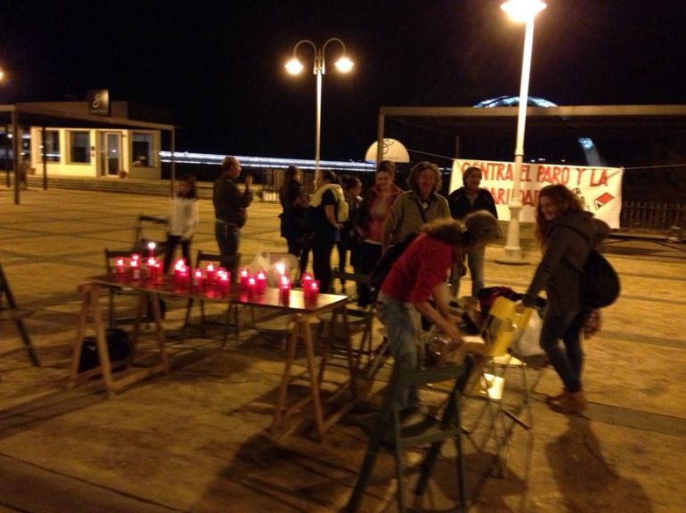 Miembros del Campamentos Dignidad y la Red de Solidaridad Popular organizando la vigilia frente al edificio de Presidencia del gobierno regional Miembros del Campamentos Dignidad y la Red de Solidaridad Popular organizando la vigilia frente al edificio de Presidencia del gobierno regional
