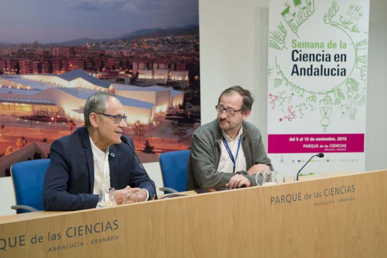 Presentación de la exposición sobre la luz en el Parque de las Ciencias de Granada. A la derecha, su director Ernesto Páramo Presentación de la exposición sobre la luz en el Parque de las Ciencias de Granada. A la derecha, su director Ernesto Páramo