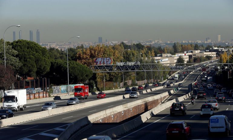 Diversos vehículos circulan por la carretera de la Coruña, en sentido entrada a la capital. Diversos vehículos circulan por la carretera de la Coruña, en sentido entrada a la capital.