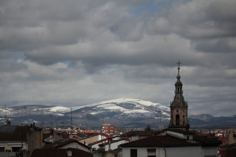 Gasteiz y al fondo la nieve Gasteiz y al fondo la nieve