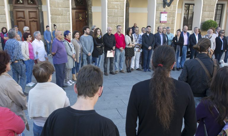 Imagen de la concentración en Cádiz para condenar los atentados de París y Beirut Imagen de la concentración en Cádiz para condenar los atentados de París y Beirut