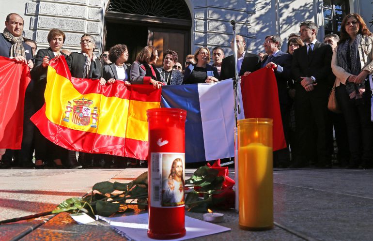 La familia de Juan Alberto González Garrido, el joven de 29 años con raíces granadinas que falleció en los atentados de París, durante la concentración celebrada este mediodía junto al Ayuntamiento de Granada La familia de Juan Alberto González Garrido, el joven de 29 años con raíces granadinas que falleció en los atentados de París, durante la concentración celebrada este mediodía junto al Ayuntamiento de Granada