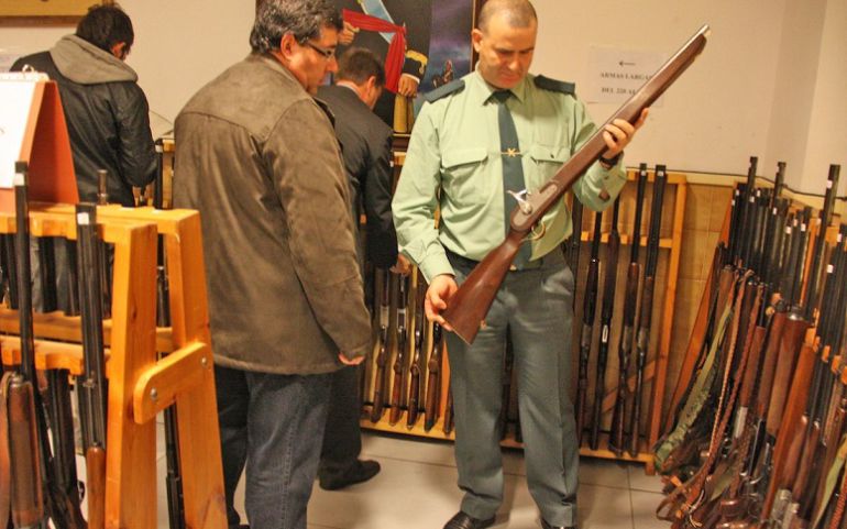 Cada cop hi ha menys permisos per tenir armes. Cada cop hi ha menys permisos per tenir armes.
