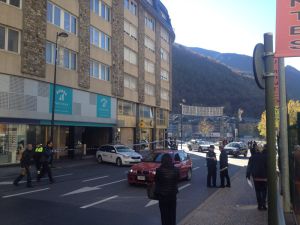 El cordó policial s'ha situat als accessos de La Poste, tallant un carril a la circulació. El cordó policial s'ha situat als accessos de La Poste, tallant un carril a la circulació.