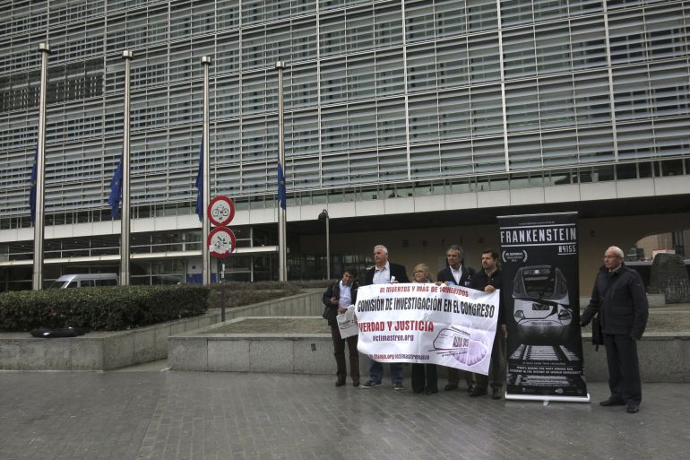 Representantes de la Plataforma 'Victimas del Alvia 04155', que agrupa a la mayoría de víctimas y familiares del accidente de del tren de alta velocidad en el que fallecieron 81 personas el 24 de julio de 2013, realizan un acto simbólico ante las puertas de la Comisión Europea. Representantes de la Plataforma 'Victimas del Alvia 04155', que agrupa a la mayoría de víctimas y familiares del accidente de del tren de alta velocidad en el que fallecieron 81 personas el 24 de julio de 2013, realizan un acto simbólico ante las puertas de la Comisión Europea.