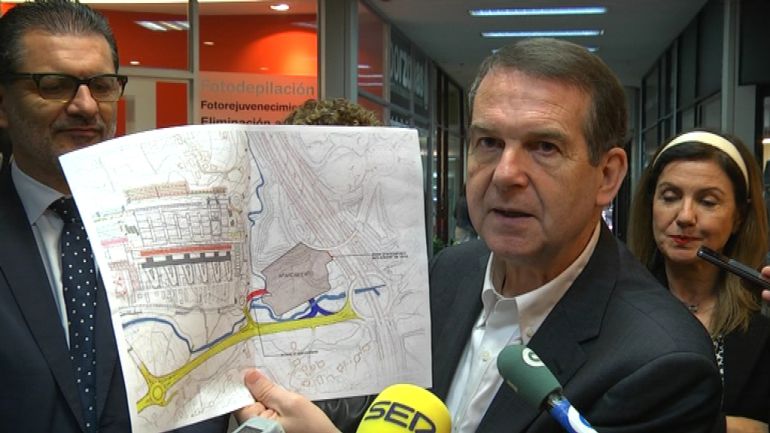 El alcalde de Vigo, Abel Caballero muestra un plano con las dos alternativas de acceso al HAC. En rojo el acceso directo que pretende el Concello, y en azul oscuro la alternativa que le da la Xunta de Galia. El alcalde de Vigo, Abel Caballero muestra un plano con las dos alternativas de acceso al HAC. En rojo el acceso directo que pretende el Concello, y en azul oscuro la alternativa que le da la Xunta de Galia.