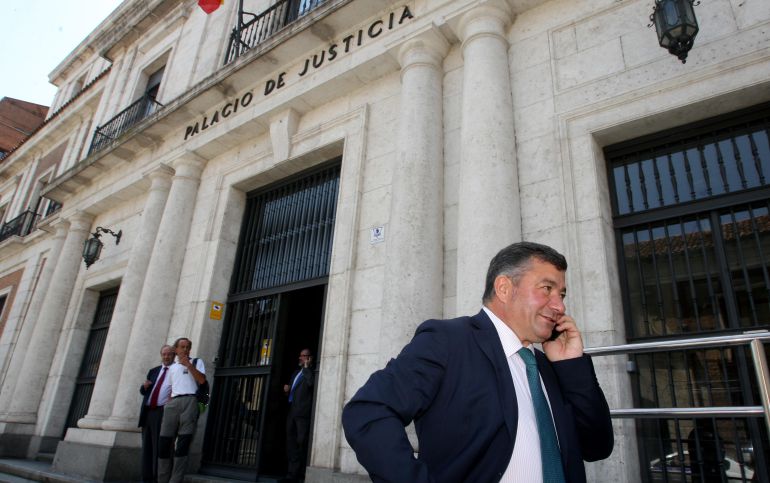 El ex alcalde de Arroyo de la Encomienda, José Manuel Méndez, en la puerta de la Audiencia Provincial de Valladolid El ex alcalde de Arroyo de la Encomienda, José Manuel Méndez, en la puerta de la Audiencia Provincial de Valladolid