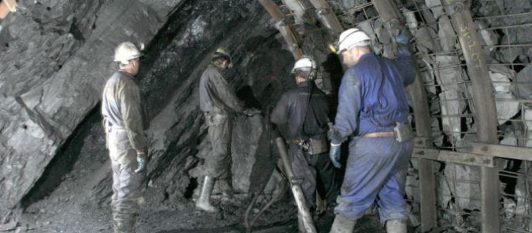 Mineros en el interior de un túnel Mineros en el interior de un túnel