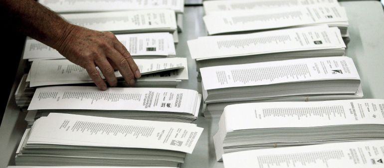 Imagen de unas papeletas electorales antes de ser depositadas en las urnas Imagen de unas papeletas electorales antes de ser depositadas en las urnas