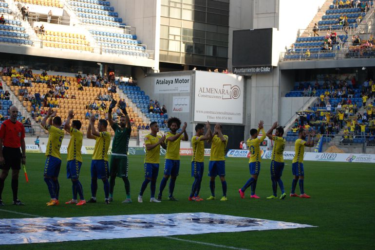 El equipo saluda a la afición al saltar al campo El equipo saluda a la afición al saltar al campo