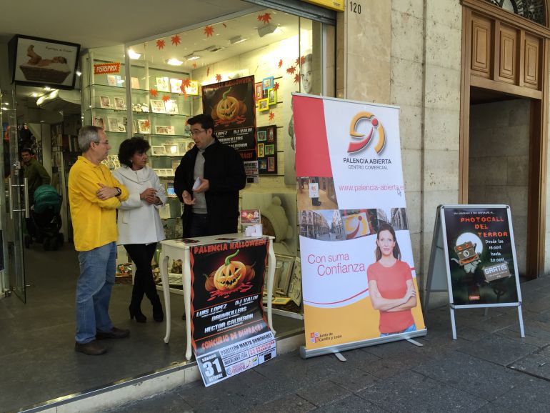 Gesto solidario del centro comercial palencia abierta con el ... Fondos de comedor una foto