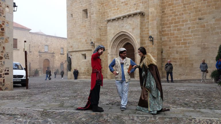Algunos de los "personajes" de estas rutas teatralizadas en pleno centro histórico cacereño Algunos de los "personajes" de estas rutas teatralizadas en pleno centro histórico cacereño