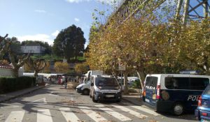 Vehículos de la policía vigilando el entorno del mercadillo de Redondela Vehículos de la policía vigilando el entorno del mercadillo de Redondela