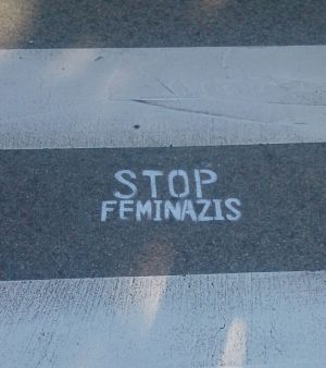 Pintadas sexistas frente a los Juzgados de Violencia Sobre la Mujer de Madrid Pintadas sexistas frente a los Juzgados de Violencia Sobre la Mujer de Madrid