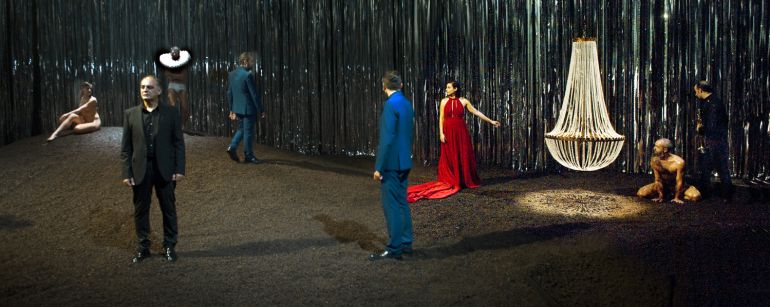 "La puerta del teatro no se cierra nunca" "La puerta del teatro no se cierra nunca"