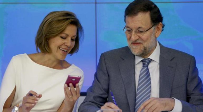 Cospedal muestra un teléfono movil a Rajoy Cospedal muestra un teléfono movil a Rajoy