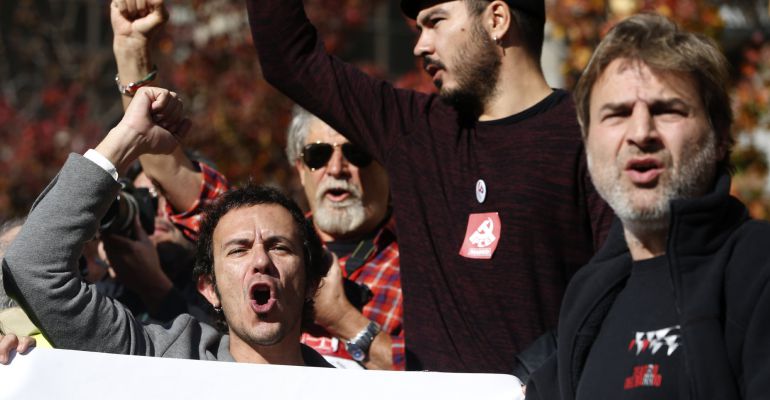 El alcalde de Cádiz, José María González, junto al actor Alberto San Juan (derecha), durante la concentración en contra de una intervención militar en Siria en Madrid El alcalde de Cádiz, José María González, junto al actor Alberto San Juan (derecha), durante la concentración en contra de una intervención militar en Siria en Madrid
