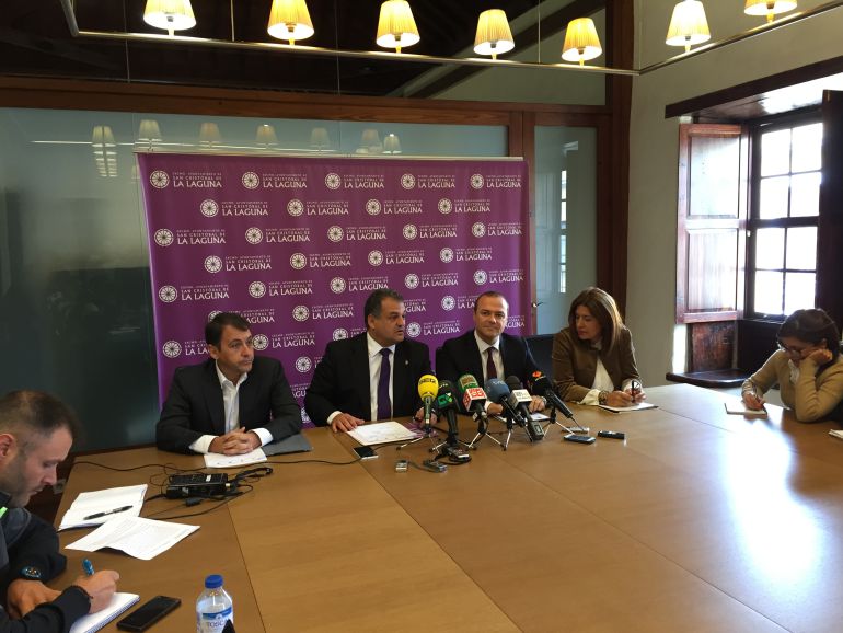 Los cuatro alcaldes tras la celebración de la reunión. Los cuatro alcaldes tras la celebración de la reunión.