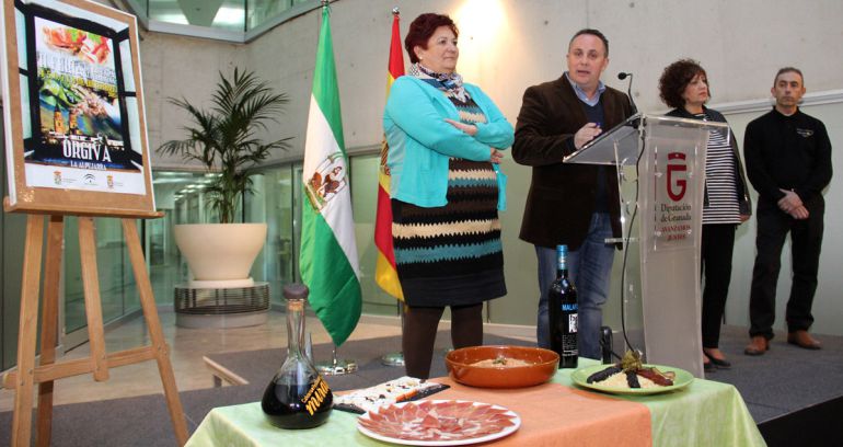 La alcaldesa de Órgiva y diputada María Ángeles Blanco, a la izquierda; y el diputado de Turismo, Enrique Medina, en el atril, (entre otros) presentan la II Feria de la Tapa Alpujarreña La alcaldesa de Órgiva y diputada María Ángeles Blanco, a la izquierda; y el diputado de Turismo, Enrique Medina, en el atril, (entre otros) presentan la II Feria de la Tapa Alpujarreña