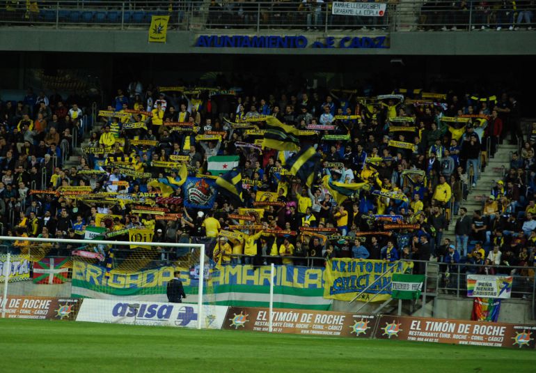 La grada bromeó con cánticos durante el partido La grada bromeó con cánticos durante el partido