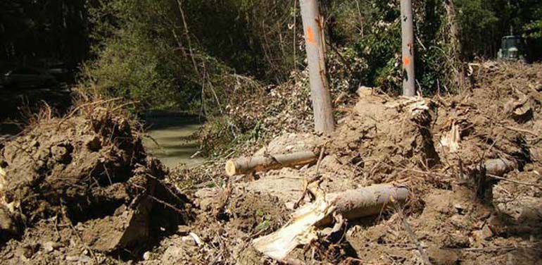 Obras sin terminar de las canalizaciones de agua en el río Castril(Granada) Obras sin terminar de las canalizaciones de agua en el río Castril(Granada)