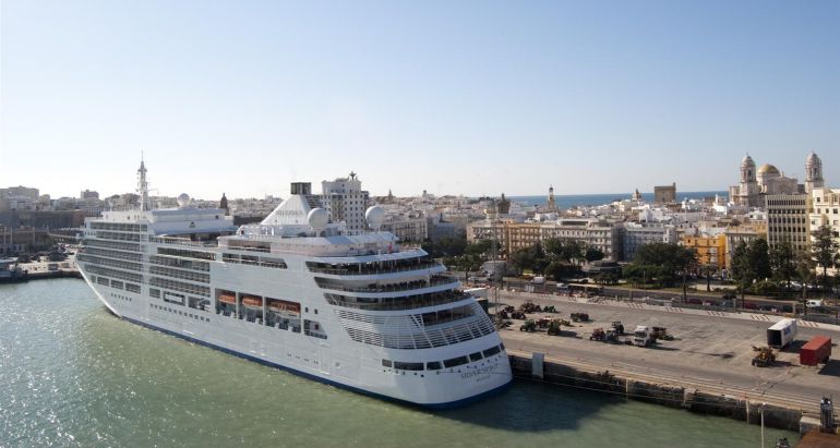 Imagen de un crucero atracado en el muelle de Cádiz Imagen de un crucero atracado en el muelle de Cádiz