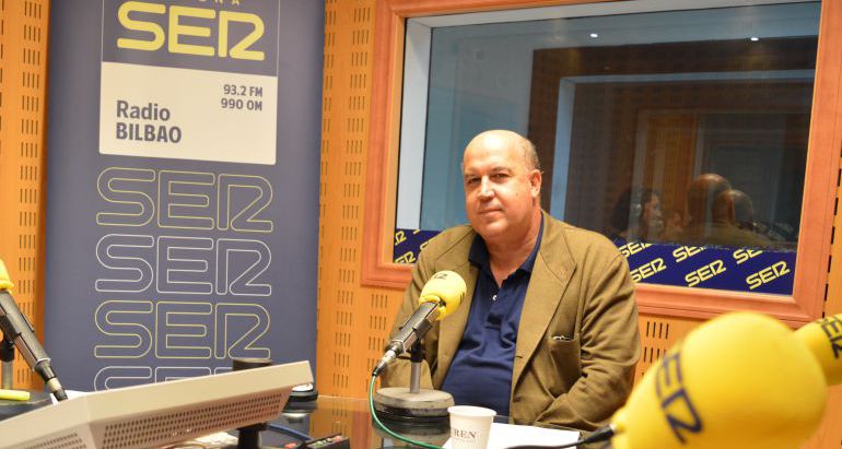 El Fiscal Superior de Justicia del País Vasco, Juan Calparsoro, en una entrevista en los antiguos estudios de Radio Bilbao El Fiscal Superior de Justicia del País Vasco, Juan Calparsoro, en una entrevista en los antiguos estudios de Radio Bilbao