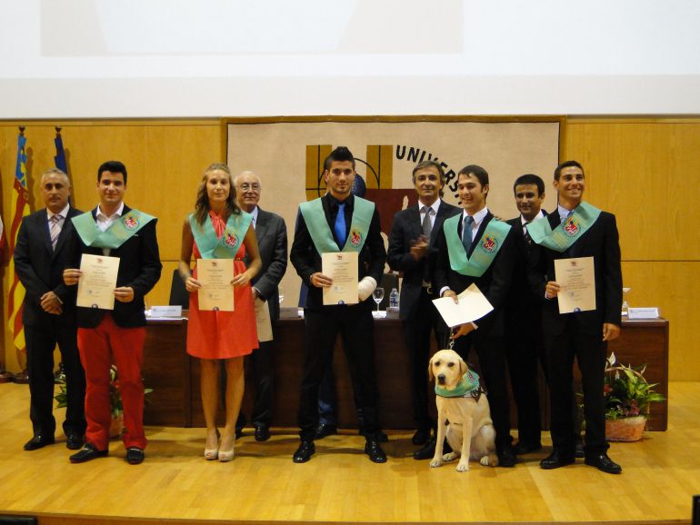 Javier y Chip se grduaron el pasado curso en Ciencias del Deporte. Ambos lucen la beca de fin de carrera Javier y Chip se grduaron el pasado curso en Ciencias del Deporte. Ambos lucen la beca de fin de carrera