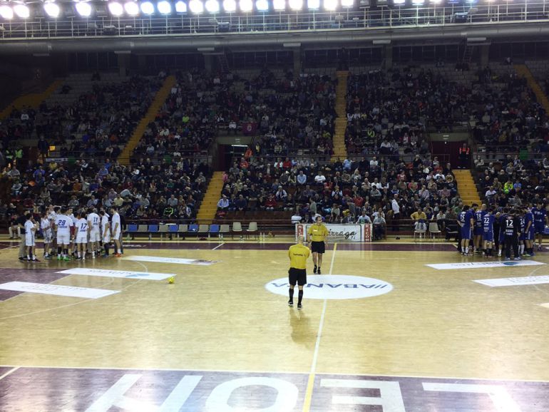 Imagen del inicio del partido entre el Abanca Ademar León y el Balonmano Aragón. Imagen del inicio del partido entre el Abanca Ademar León y el Balonmano Aragón.