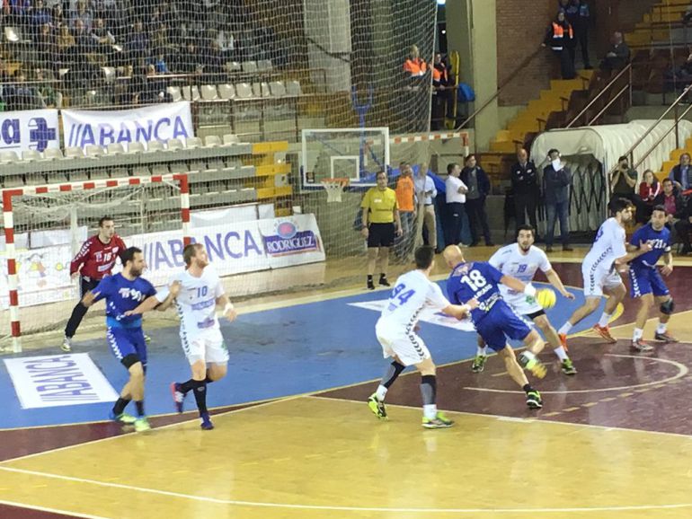Momento del partido entre el Abanca Ademar y el Balonmano Aragón. Momento del partido entre el Abanca Ademar y el Balonmano Aragón.