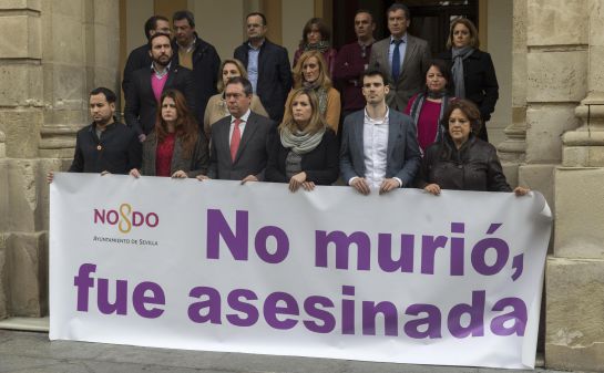 La corporación municipal sevillana junto a su alcalde, Juan Espadas (3i), guardan un minuto de silencio en la puerta del consistorio en protesta por la muerte de la mujer de 37 años asesinada este miércoles en Lebrija (Sevilla) por su expareja. La corporación municipal sevillana junto a su alcalde, Juan Espadas (3i), guardan un minuto de silencio en la puerta del consistorio en protesta por la muerte de la mujer de 37 años asesinada este miércoles en Lebrija (Sevilla) por su expareja.