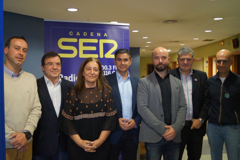 Los participantes del debate con la directora de Radio Albacete, Justina Gómez, y el moderador, Kiko Aznar Los participantes del debate con la directora de Radio Albacete, Justina Gómez, y el moderador, Kiko Aznar