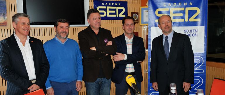 Javier Cano, Alfonso Candón, Juan Antonio Delgado, Santiago Gutiérrez y Juan Carlos Campos en los estudios de Radio Cádiz Javier Cano, Alfonso Candón, Juan Antonio Delgado, Santiago Gutiérrez y Juan Carlos Campos en los estudios de Radio Cádiz