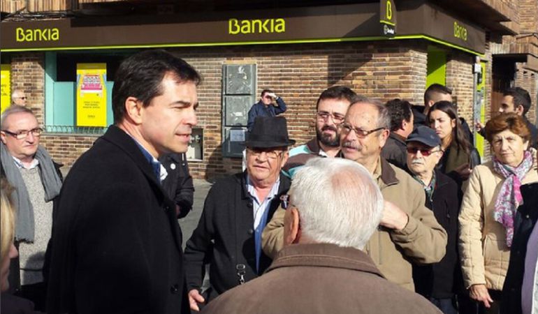 Andres Herzog, durante su encuentro con 'preferentistas' en Leganés Andres Herzog, durante su encuentro con 'preferentistas' en Leganés