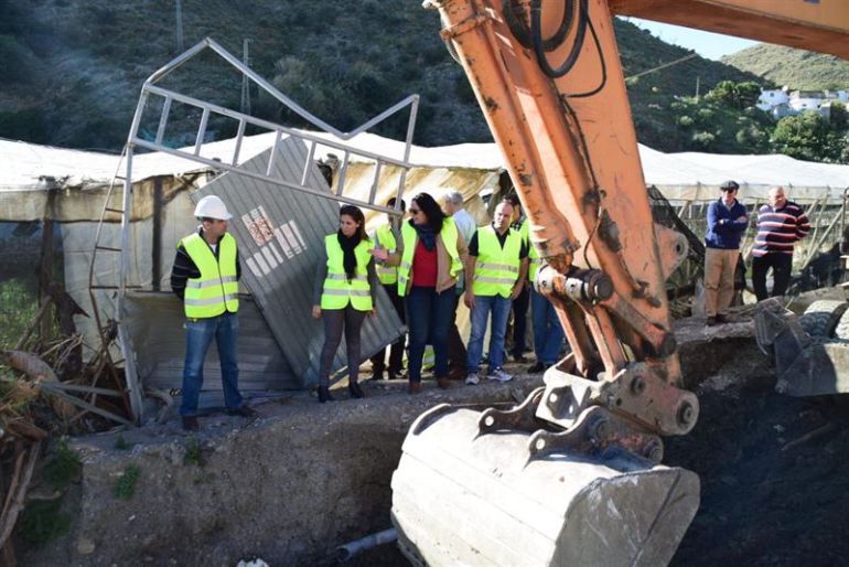 Una máquina trabaja en las cercanías de la rambla de Albuñol en presencia de la delegada de Medioambiente Inmaculada Oria. Una máquina trabaja en las cercanías de la rambla de Albuñol en presencia de la delegada de Medioambiente Inmaculada Oria.