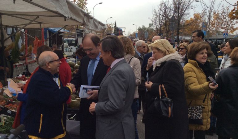 Visita de los candidatos al Congreso por el Partido Popular a un mercadillo municipal dentro de la campaña del 20D Visita de los candidatos al Congreso por el Partido Popular a un mercadillo municipal dentro de la campaña del 20D