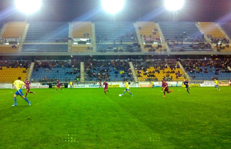 Un avance del Cádiz durante el partido Un avance del Cádiz durante el partido