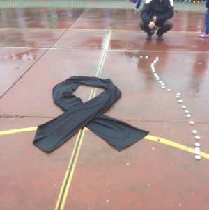 Un lazo negro presidió la concentración de La Virgen del Camino Un lazo negro presidió la concentración de La Virgen del Camino