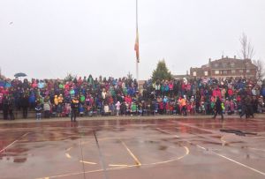Los niños del colegio de La Virgen del Camino, donde residía el agente fallecido, se sumaron al minuto de silencio convocado por el Ayuntamiento Los niños del colegio de La Virgen del Camino, donde residía el agente fallecido, se sumaron al minuto de silencio convocado por el Ayuntamiento