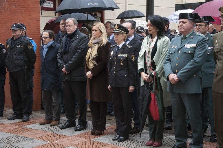 La Comisario Jefe Provincial, María Marcos, preside la concentración junto al alcalde de León, Antonio Silván, la presidenta de la Comunidad de Madrid, Cristina Cifuentes y la subdelegada del Gobierno Teresa Mata La Comisario Jefe Provincial, María Marcos, preside la concentración junto al alcalde de León, Antonio Silván, la presidenta de la Comunidad de Madrid, Cristina Cifuentes y la subdelegada del Gobierno Teresa Mata