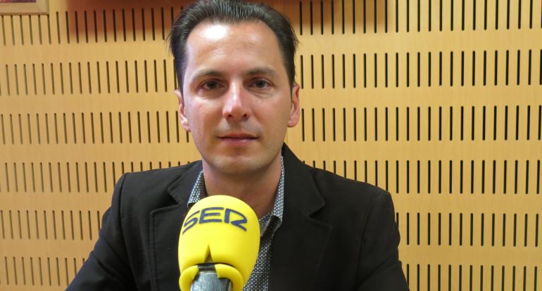 El candidato de IU-UP, Santiago Gutiérrez, responde a las preguntas de Radio Cádiz El candidato de IU-UP, Santiago Gutiérrez, responde a las preguntas de Radio Cádiz