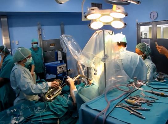 Operación sanidad Málaga: Carlos, 27 años, tocó el saxofón mientras le extirpaban un tumor del cerebro Operación sanidad Málaga: Carlos, 27 años, tocó el saxofón mientras le extirpaban un tumor del cerebro