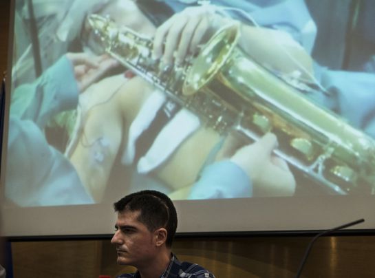 El músico de 27 años Carlos Aguilera frente a las imágenes de su intervención realizada el pasado 15 de octubre en el Hospital Regional de Málaga donde, por primera vez en Europa, se le extirpó un tumor en el que se realizó un mapa de la corteza cerebral del lenguaje musical mientras se mantuvo despierto en la operación y tocó el saxofón para evitar secuelas El músico de 27 años Carlos Aguilera frente a las imágenes de su intervención realizada el pasado 15 de octubre en el Hospital Regional de Málaga donde, por primera vez en Europa, se le extirpó un tumor en el que se realizó un mapa de la corteza cerebral del lenguaje musical mientras se mantuvo despierto en la operación y tocó el saxofón para evitar secuelas