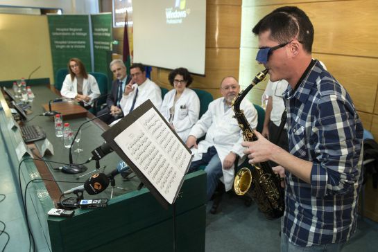 El músico de 27 años Carlos Aguilera toca el saxo durante la rueda de prensa tras ver las imágenes de su intervención realizada el pasado 15 de octubre en el Hospital Regional de Málaga donde, por primera vez en Europa, se le extirpó un tumor en el que se realizó un mapa de la corteza cerebral del lenguaje musical mientras se mantuvo despierto en la operación y tocó el saxofón para evitar secuelas. EFE/ Jorge Zapata. El músico de 27 años Carlos Aguilera toca el saxo durante la rueda de prensa tras ver las imágenes de su intervención realizada el pasado 15 de octubre en el Hospital Regional de Málaga donde, por primera vez en Europa, se le extirpó un tumor en el que se realizó un mapa de la corteza cerebral del lenguaje musical mientras se mantuvo despierto en la operación y tocó el saxofón para evitar secuelas. EFE/ Jorge Zapata.