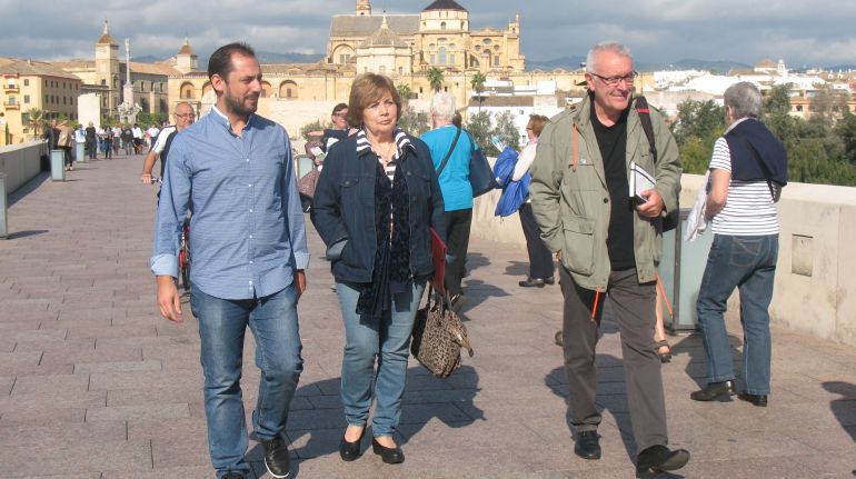 Antonia Parrado, pasea por el puente Romano de Córdoba Antonia Parrado, pasea por el puente Romano de Córdoba